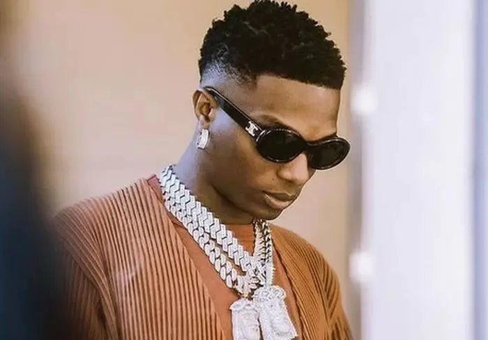 “Make person collect wizkid phone make depression no hit davido” Fans React As Wizkid Boasts of Wealth, Career Achievement